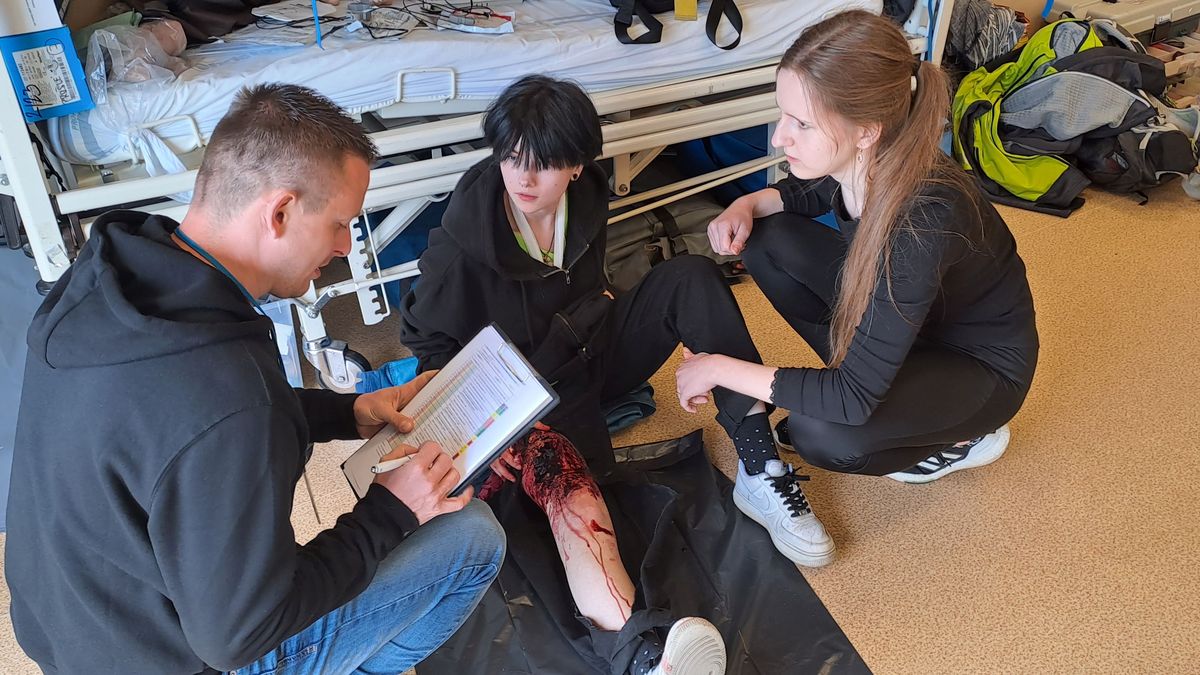 Budoucí záchranáři na fakultě v Kladně nacvičovali třídění raněných při mimořádné události